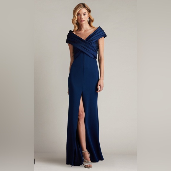 Tadashi Shoji BENZ PLEATED PORTRAIT COLLAR GOWN in blue size large. NWT - Picture 1 of 12